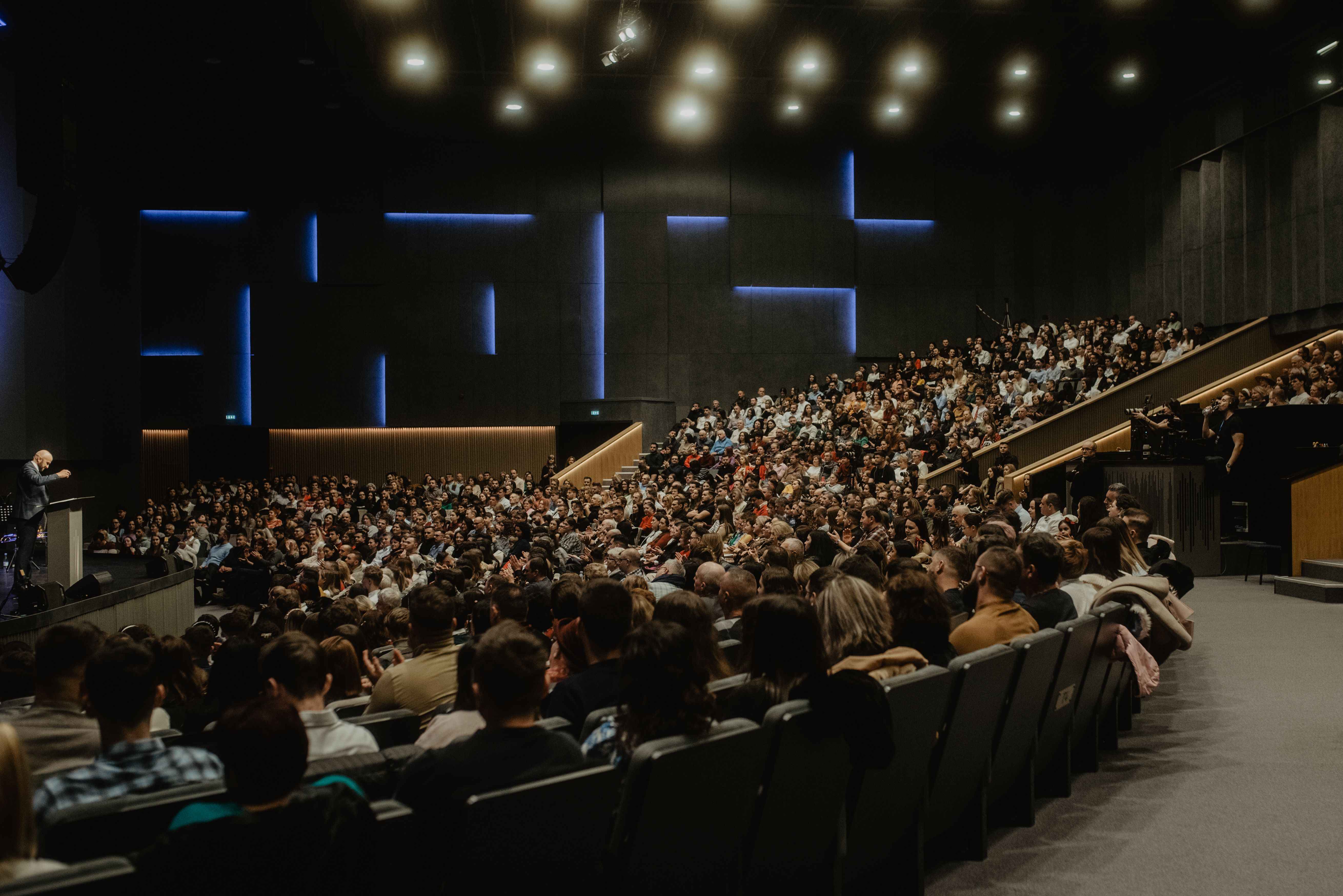 Conectar áreas intermedias donde se organiza la gestión.
